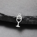 Minimalistischer Weinglas-Anhänger aus Edelstahl mit poliertem Silberfinish für DIY-Schmuck - Champagnerflöte / Stahlfarben