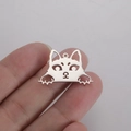 Vue détaillée d'un petit pendentif chat poli en acier inoxydable pour bijoux DIY - Couleur Acier-Chaton