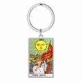 Detail van de kleurrijke De Zon tarotkaart op een rechthoekige roestvrijstalen sleutelhanger - Staal - Zon