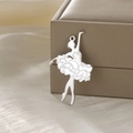 Pendentif ballerine en argent poli sur fond de boîte cadeau en soie dorée - Argent-Danseuse de Ballet Style 5