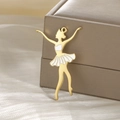 Pendentif ballerine dorée avec robe en émail blanc sur écrin à bijoux en soie - Or-Danseuse de Ballet Style 6