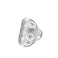 Makro-Detail des silbernen Lebensblumen-Hohlmusters auf dem großen Metall-Ringband - Einstellbar Offen / Schmaler ovaler Hohlstil / Stahlfarben