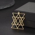 Pendente geometrico dorato a triangoli su una scatola per gioielli nera di alta qualità - Oro