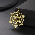 Pendentif hexagramme creux en acier titane plaqué or 18K sur un coffret noir - Or