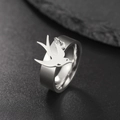 Detalle de cerca de un anillo de acero inoxidable plateado con dije de pájaro golondrina - US 7 / Color acero