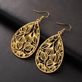 Boucles d'oreilles vintage dorées en forme de goutte ajourée sur fond de cuir noir - Or