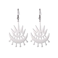 Vue détaillée des boucles d'oreilles gothiques argentées avec œil creux et croissant - Œil Croissant Ajouré Acier