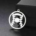 Polierter Edelstahl-Baseball-Anhänger auf dunklem Hintergrund für DIY Sport-Schmuck - Stahlfarbe
