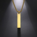Collar de cadena box dorada con colgante de barra rectangular pulida sobre fondo negro - Dorado