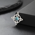 Detalle del colgante de nudo celta con piedra turquesa sobre fondo de piedra oscura - Estilo 1 / Color acero