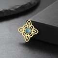 Primer plano del colgante de nudo celta dorado con gema turquesa sobre piedra negra - Estilo 2 / Dorado