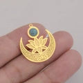 18K vergoldeter Edelstahlmond-Anhänger mit Lotusblüte und blauem Edelstein-Besatz - Gold