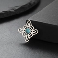 Primer plano del colgante nudo celta con gema azul sobre fondo de pizarra negra - Estilo 2 / Color acero