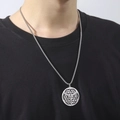 Détail du pendentif hexagramme argenté sur une chaîne à billes porté par un mannequin - Acier