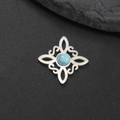 Detalle macro del colgante de nudo celta de plata con incrustación de piedra turquesa - Estilo 4 / Color acero