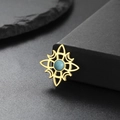 Vista detallada de un colgante de nudo celta dorado con una piedra preciosa azul - Estilo 5 / Dorado