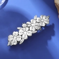 Détails d'une pince à cheveux vintage argentée avec fleurs et coccinelles en relief - Argent Antique