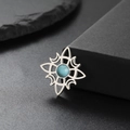 Detalle macro del colgante de nudo celta con incrustación de turquesa en fondo oscuro - Estilo 5 / Color acero