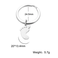 Gros plan d'un porte-clés pieds de bébé en acier avec des dimensions détaillées - Style Empreinte Unique / Argenté