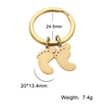 Vue détaillée du porte-clés pieds dorés avec dimensions bague 24,5mm et pendentifs 20mm - Style Empreintes Multiples A / Doré