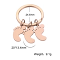 Dimensions des porte-clés pieds or rose indiquant les mesures et le poids de 9,1g - Style Empreintes Multiples B / Or rose