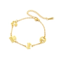 Gouden roestvrijstalen armband met Afrikaanse Adinkra-symbolen en karabijnsluiting op wit - Goud - Armband