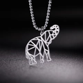 Detail van een geometrische olifant hanger in zilver met een elegante box ketting - Olifant