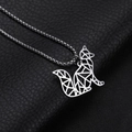 Macro-opname van zilveren geometrische origami vos hanger ketting op zwart leer textuur - Vos