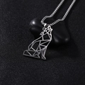 Detail van geometrische wolf-hanger aan zilveren ketting op een zwarte kiezelsteen - Duitse Herder