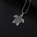 Detail van een opengewerkte zilveren zeeschildpad hanger aan een ronde bakketting - Schildpad
