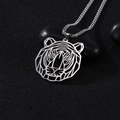 Detail van een geometrische tijgerkop hanger aan een stevige roestvrijstalen ketting - Tijger
