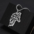 Macro-opname van geometrische wolf hanger ketting op een zwarte sieradendoos - Grote Wolf