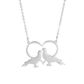 Collana d'argento in acciaio con ciondolo a cuore e due uccelli su sfondo bianco - Acciaio Cuore Piccione