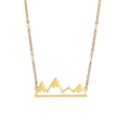 Collana minimalista in acciaio inossidabile con ciondolo a forma di montagna dorata per donna - Oro Quattro Montagne Innevate