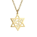 Detail van de goudvergulde roestvrijstalen hexagram hanger met opengewerkte spiraalpatronen - Hexagram & drievoudige krul ketting - Goudkleur