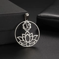 Ciondolo loto in acciaio argento con simbolo Om su una scatola di gioielli nera - Round Pendant / Colore acciaio