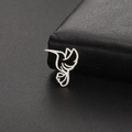 Pendentif colibri évidé en acier inoxydable poli sur une boîte à bijoux noire - Acier