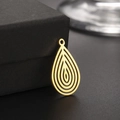 Detailweergave van de concentrische gouden druppelhanger op een zwart geschenkdoosje - Goud