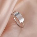 Anello da uomo in acciaio inossidabile lucido con rettangolo su seta rosa raffinata - US 6 / Colore acciaio