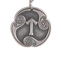 Vista macro de un colgante de plata vintage con runa en relieve y motivos de espiral celta - Runa Tiwaz (Estilo 17)