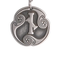 Detalle macro del colgante de plata antigua con alfabeto rúnico y espiral celta - Rúnico (Estilo 10)