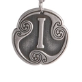 Primer plano de un colgante redondo de plata vintage con la letra I y relieve floral - Runa Isa (Estilo 11)