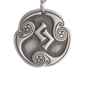 Primer plano de colgante de runas en plata antigua con grabados celtas y argolla - Runa Jera (Estilo 12)