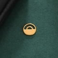 Nahaufnahme des goldfarbenen 10x10mm runden Anhängers mit hohlraumstruktur auf grünem Hintergrund - Hohler Geometrischer Kreis - Gold