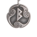 Detalle del colgante de runa Berkano en plata antigua con grabados de espiral celta - Runa Berkano (Estilo 18)