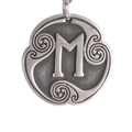 Vista macro de un colgante de letra M vintage en plata antigua con motivos celtas - Runa Mannaz (Estilo 19)