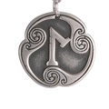 Vista macro de colgante rúnico Raido de plata antigua con grabado en espiral - Runa Raido (Estilo 21)