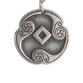 Detalle del colgante de runa triskel de plata antigua con patrón de vórtice grabado - Runa Dagaz (Estilo 23)
