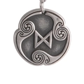 Detalle macro del colgante de runa vikinga Dagaz en plata antigua con relieves espirales - Runa Dagaz (Estilo 24)