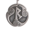 Detalle de un colgante de plata antigua con la letra R grabada y motivos celtas - Runa Raido (Estilo 5)